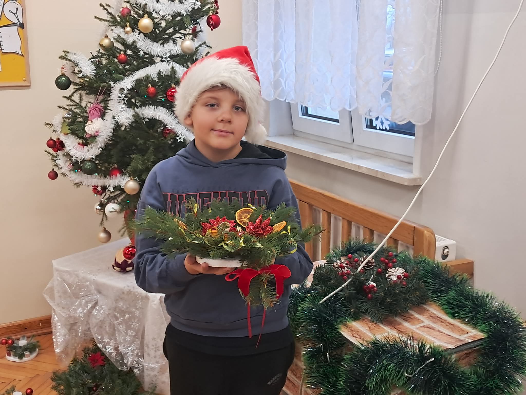 Warsztaty świąteczne klasy 2 – tworzymy stroiki na szkolny kiermasz!